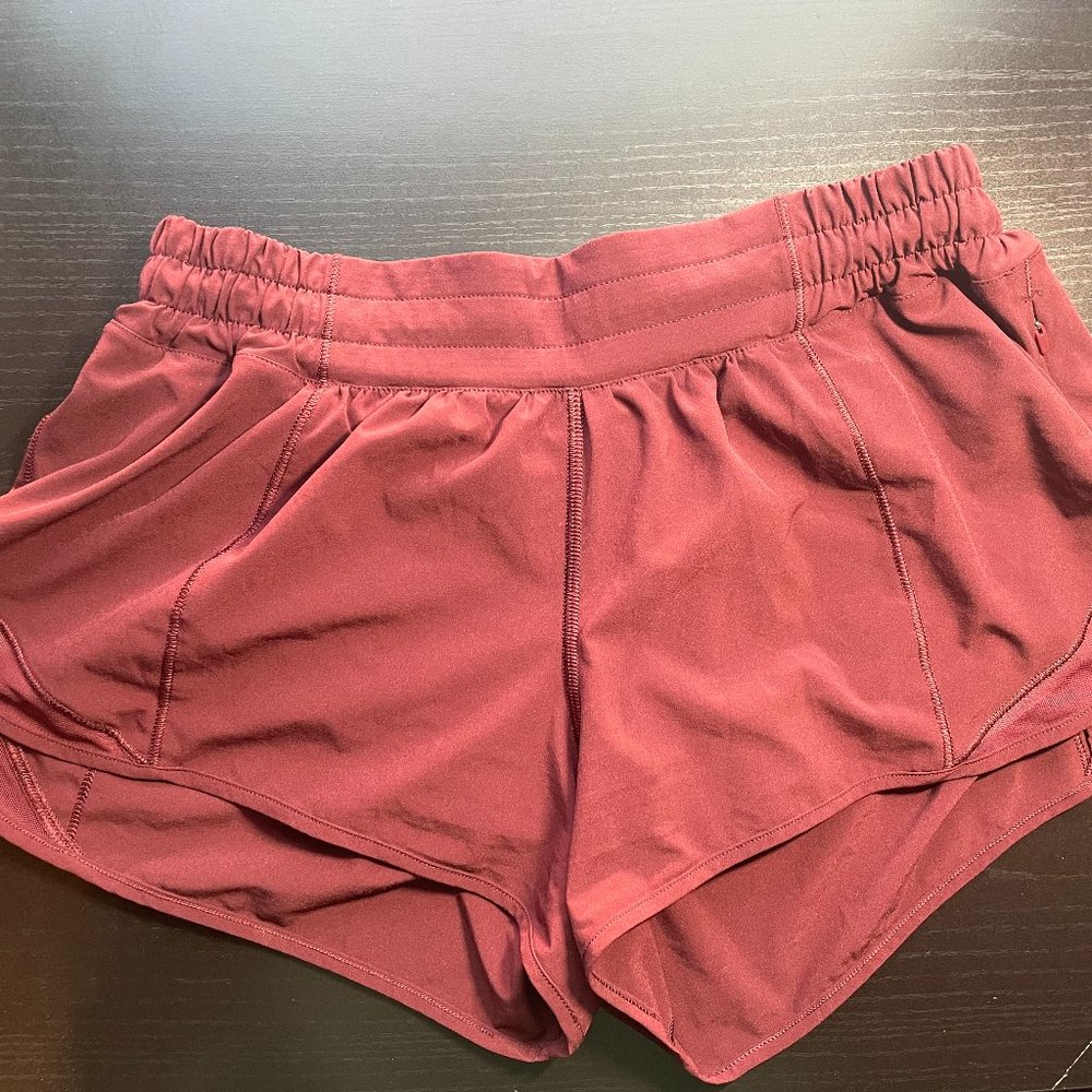 Lululemon Size 8 Hotty Hot 2.5" Short - Picture 1 of 3